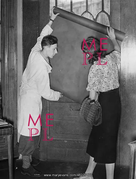 : Selling blackout paper, 1939 : Selling blackout paper, 1939