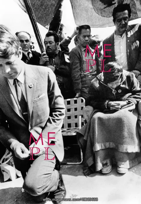 : Sen. Robert Kennedy worships with Cesar ? : Sen. Robert Kennedy worships with Cesar ?
