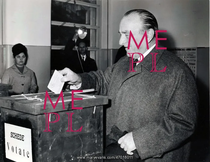 : Senator Cesare Merzagora voting in Rome : Senator Cesare Merzagora voting in Rome