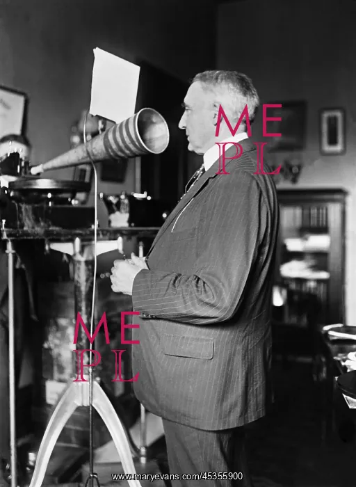 : Senator Warren Harding making a phonograph of a : Senator Warren Harding making a phonograph of a