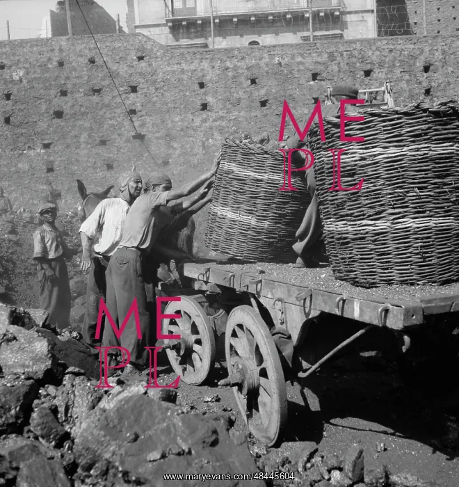  : September 1943 - Messina, Sicily. Workmen