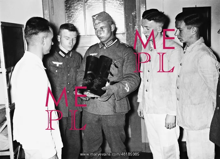 : A sergeant shows polished boots to recruits : A sergeant shows polished boots to recruits