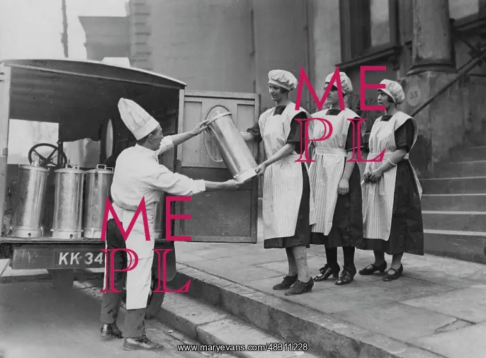 : Servants take delivery of vacuum flasks, 1925 : Servants take delivery of vacuum flasks, 1925