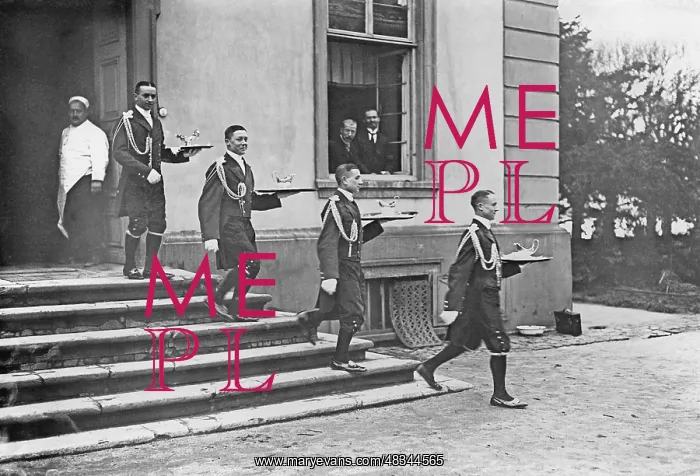 : Servants serving in Neuwied Castle, 1914 : Servants serving in Neuwied Castle, 1914