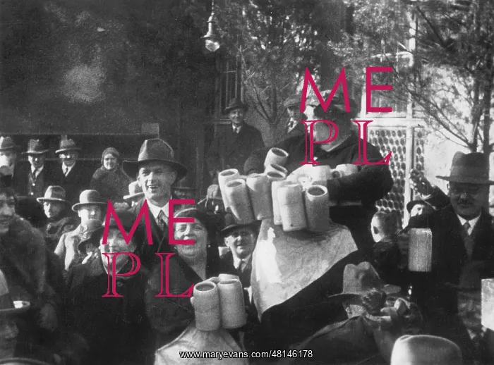 : Service in the beer garden in Munich, 1932 : Service in the beer garden in Munich, 1932