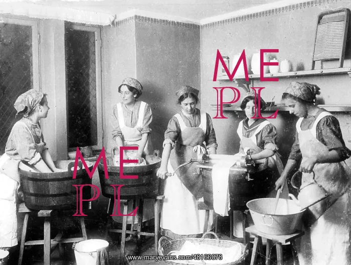 : Service personnel during the laundry, 1911 : Service personnel during the laundry, 1911