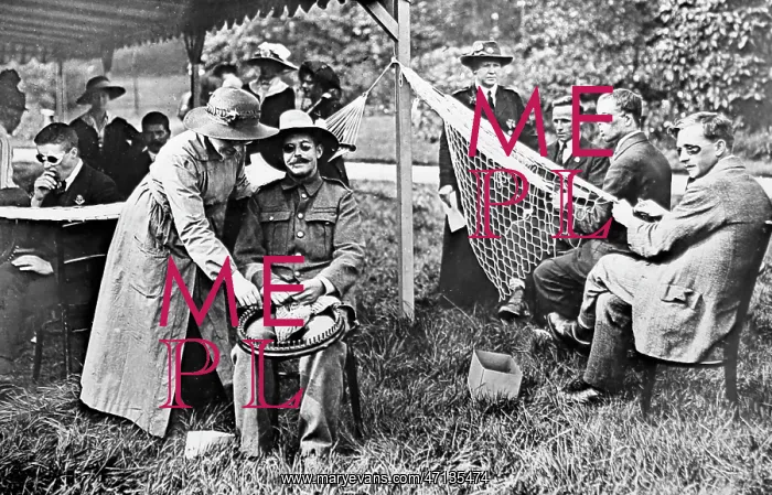 : Servicemen blinded during WW1 learning to make baskets : Servicemen blinded during WW1 learning to make baskets