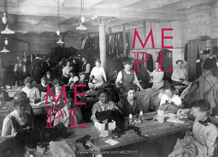 : Sewing room in Berlin, 1918 : Sewing room in Berlin, 1918