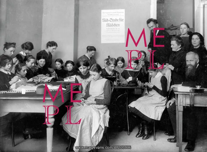 : Sewing room in Munich, 1915 : Sewing room in Munich, 1915