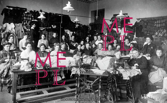 : Sewing room of the Red Cross, 1917 : Sewing room of the Red Cross, 1917