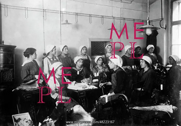 : Sewing workshop of refugees in Prague, 1918 : Sewing workshop of refugees in Prague, 1918