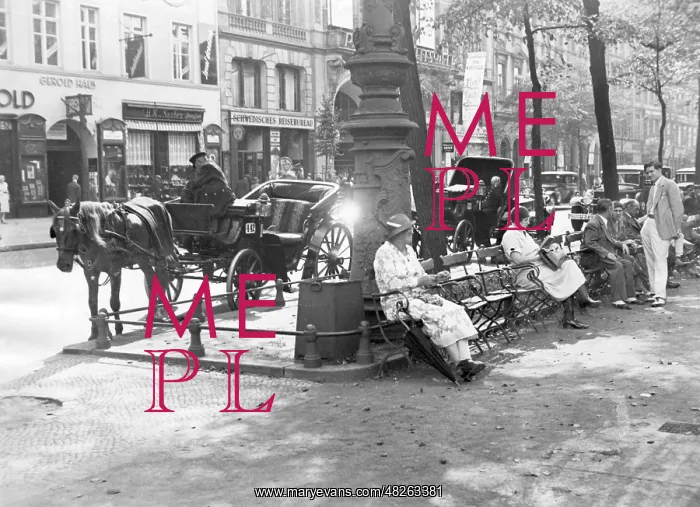: In the shadow on the Unter den Linden in Berlin, 1932 : In the shadow on the Unter den Linden in Berlin, 1932