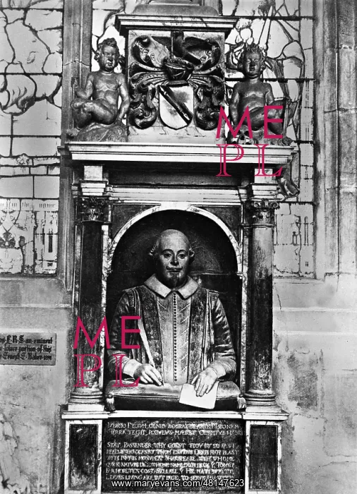 : Shakespeare monument in Stratford-upon-Avon : Shakespeare monument in Stratford-upon-Avon