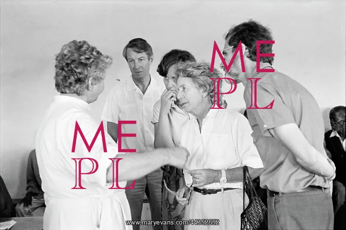 : Sheena Duncan explaining to Helen Suzman & others : Sheena Duncan explaining to Helen Suzman & others