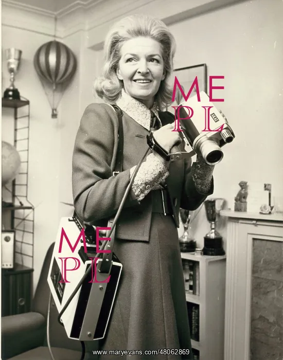 : Sheila Scott And her lightweight Akai VT100 video recorder : Sheila Scott And her lightweight Akai VT100 video recorder