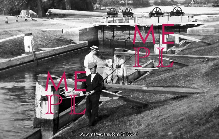  : Shepperton Lock, River Thames, Victorian period