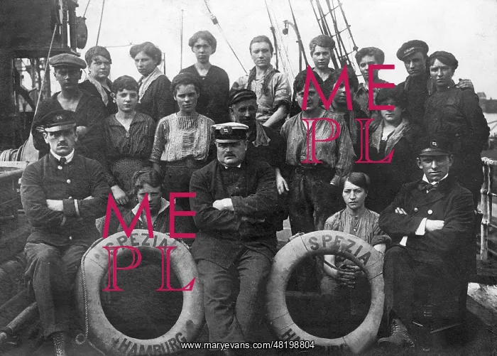 : Ship captain with his crew, 1917 : Ship captain with his crew, 1917