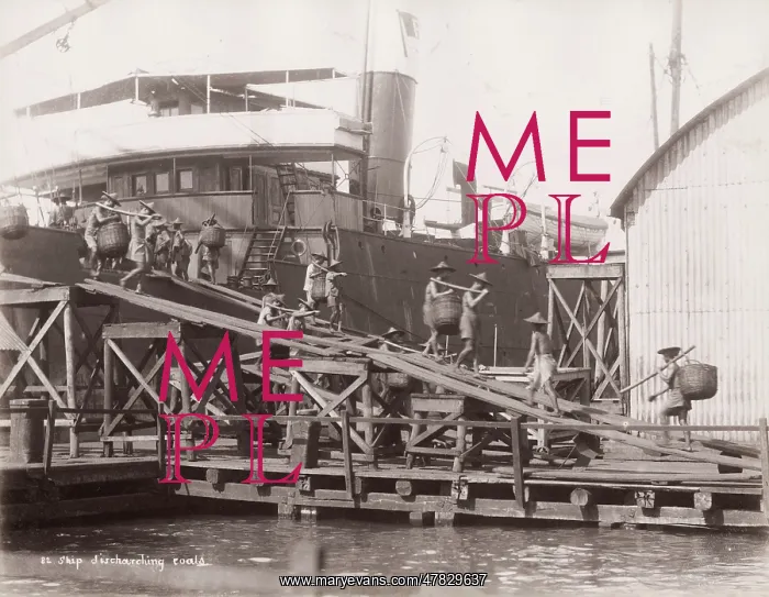 : Ship discharging coal, porters, labourers, Singapore : Ship discharging coal, porters, labourers, Singapore