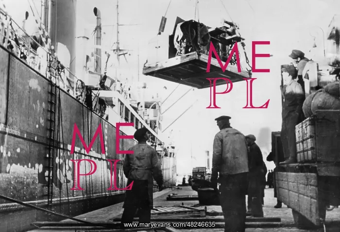 : Ship unloading during the resettlement of Baltic Germans : Ship unloading during the resettlement of Baltic Germans