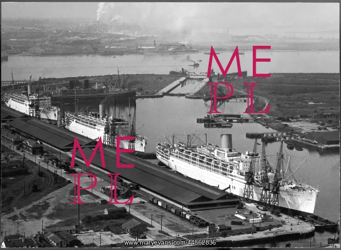 : SHIPS AT TILBURY DOCKS : SHIPS AT TILBURY DOCKS