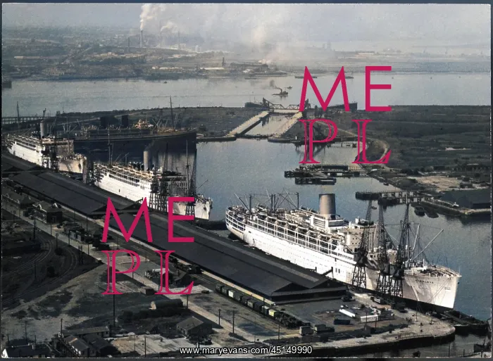 : SHIPS AT TILBURY DOCKS : SHIPS AT TILBURY DOCKS