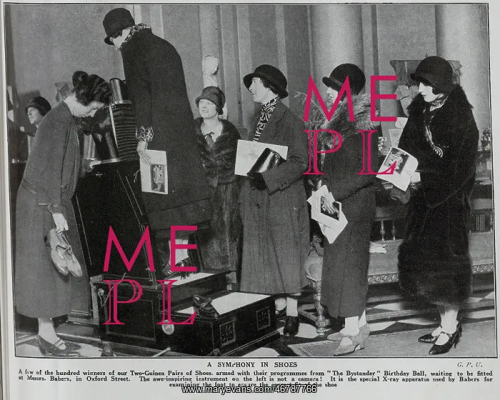 : Shoefitting xray machine, at Messrs Babers, Oxford Street : Shoefitting xray machine, at Messrs Babers, Oxford Street
