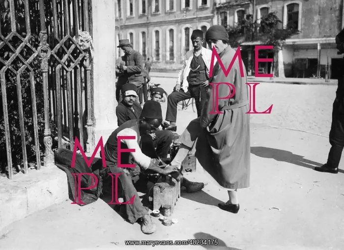 : Shoeshiner in Istanbul, 1925 : Shoeshiner in Istanbul, 1925