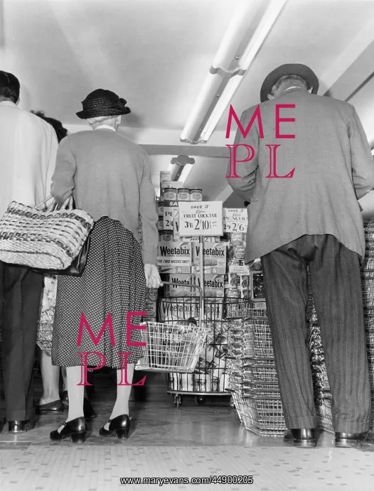 : Shoppers at a Grocery Store : Shoppers at a Grocery Store