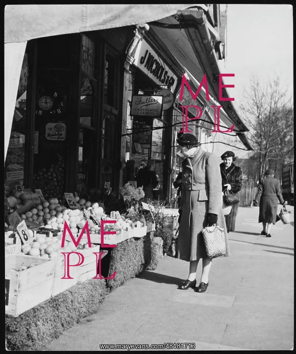 : SHOPPING IN ILFORD / 1950S : SHOPPING IN ILFORD / 1950S