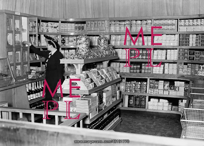 : Shopping in a self service store, 1942 : Shopping in a self service store, 1942