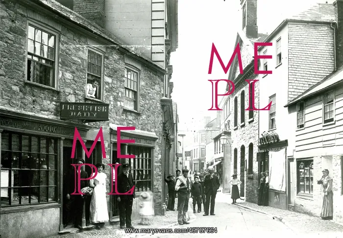  : Shopping street in Salcombe, Devon