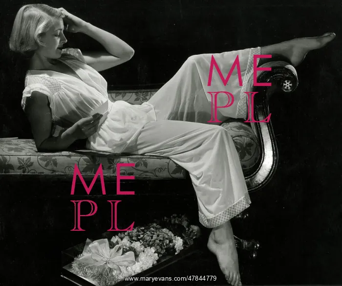 : Short-haired blonde model - chaise longue - pyjamas : Short-haired blonde model - chaise longue - pyjamas