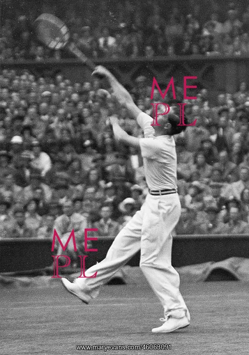 : Shot of a tennis player : Shot of a tennis player