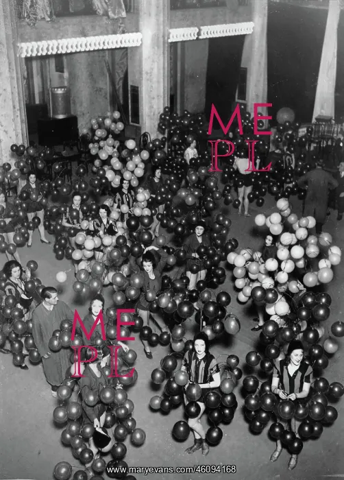 : Showgirls with balloons as decorations : Showgirls with balloons as decorations
