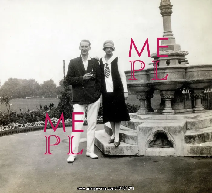  : Sid with his girlfriend - July 1927