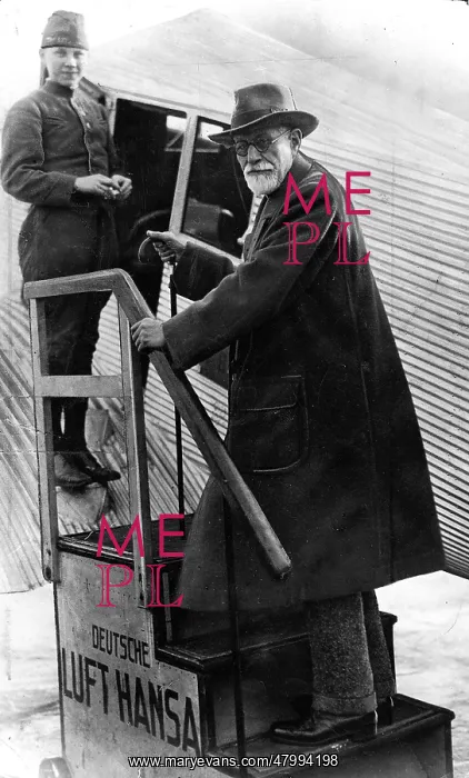 : Sigmund Freud boarding Lufthansa plane, Berlin : Sigmund Freud boarding Lufthansa plane, Berlin