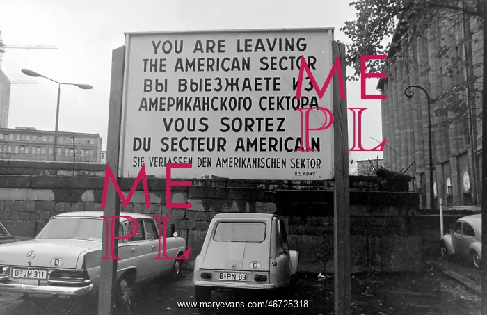 : Sign in four languages, Berlin Wall, Berlin, Germany : Sign in four languages, Berlin Wall, Berlin, Germany
