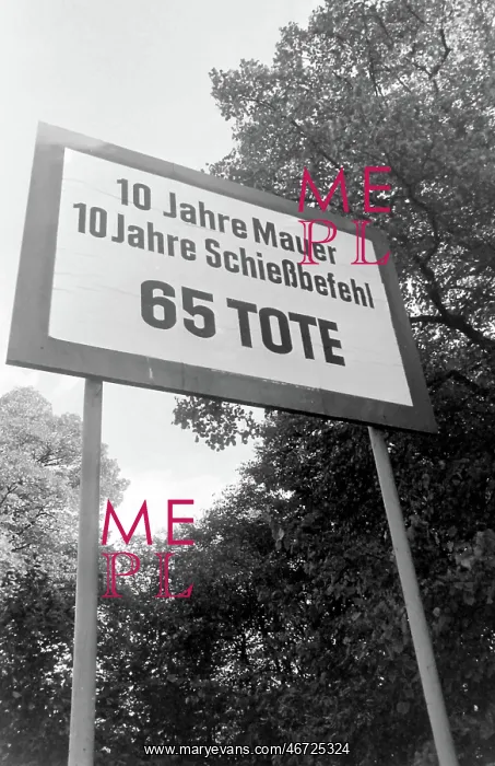 : Sign near Berlin Wall, Berlin, Germany : Sign near Berlin Wall, Berlin, Germany
