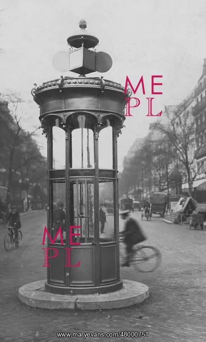 : Signal box for directing traffic at an intersection in Paris : Signal box for directing traffic at an intersection in Paris