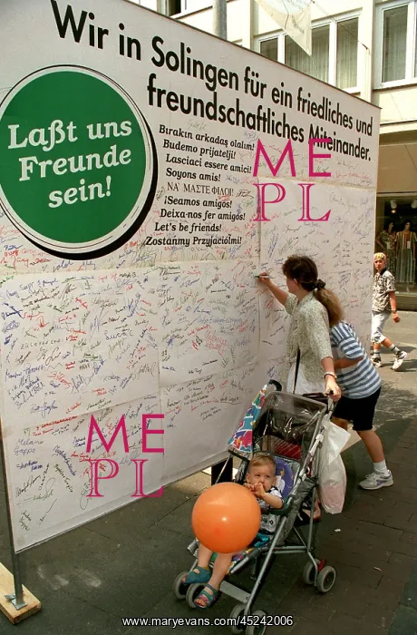 : Signatures against xenophobia in Solingen : Signatures against xenophobia in Solingen