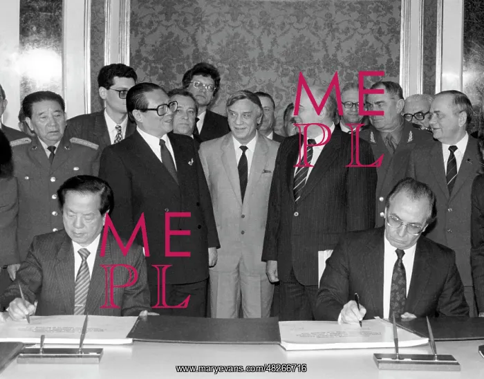 : Signing of agreement between China and Soviet Union, 1991 : Signing of agreement between China and Soviet Union, 1991