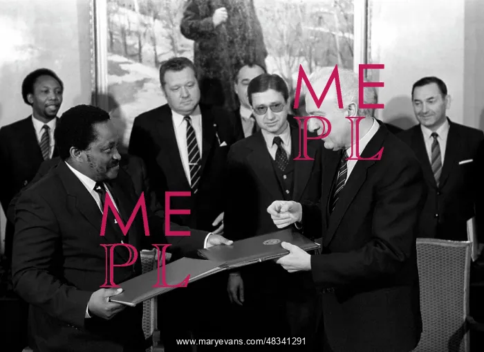 : Signing agreement on cooperation between USSR : Signing agreement on cooperation between USSR