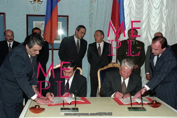 : Signing of agreement in Kremlin, 1995 : Signing of agreement in Kremlin, 1995