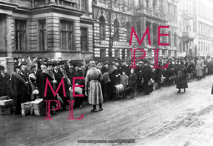 : Signing up for the auxiliary service, 1917 : Signing up for the auxiliary service, 1917