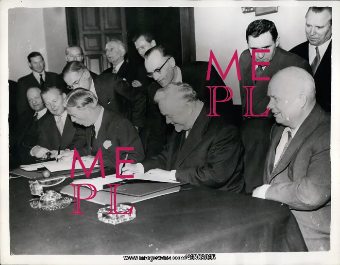 : Signing of British-Soviet Communique, London : Signing of British-Soviet Communique, London