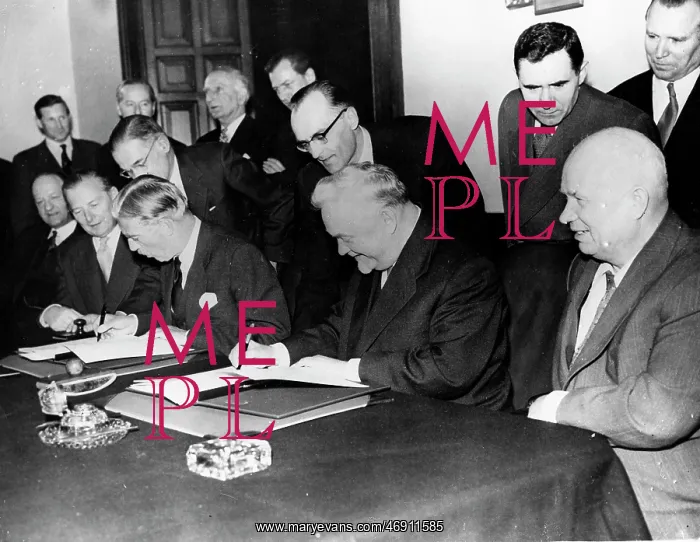: Signing of British-Soviet Communique, London : Signing of British-Soviet Communique, London