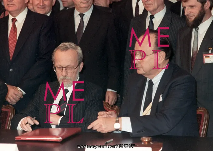 : Signing of Two Plus Four Agreement : Signing of Two Plus Four Agreement