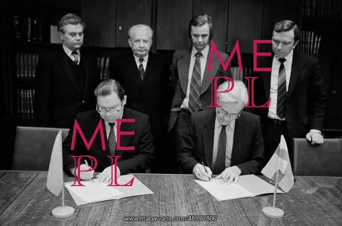 : Signing of Soviet-Finnish cooperation protocol : Signing of Soviet-Finnish cooperation protocol