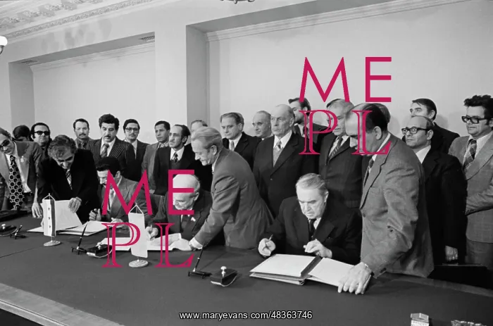 : Signing of Soviet-Iraqi Agreement : Signing of Soviet-Iraqi Agreement