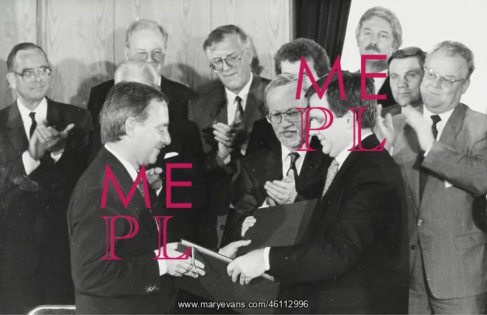 : Signing of the Unification Treaty to the reunification o : Signing of the Unification Treaty to the reunification o